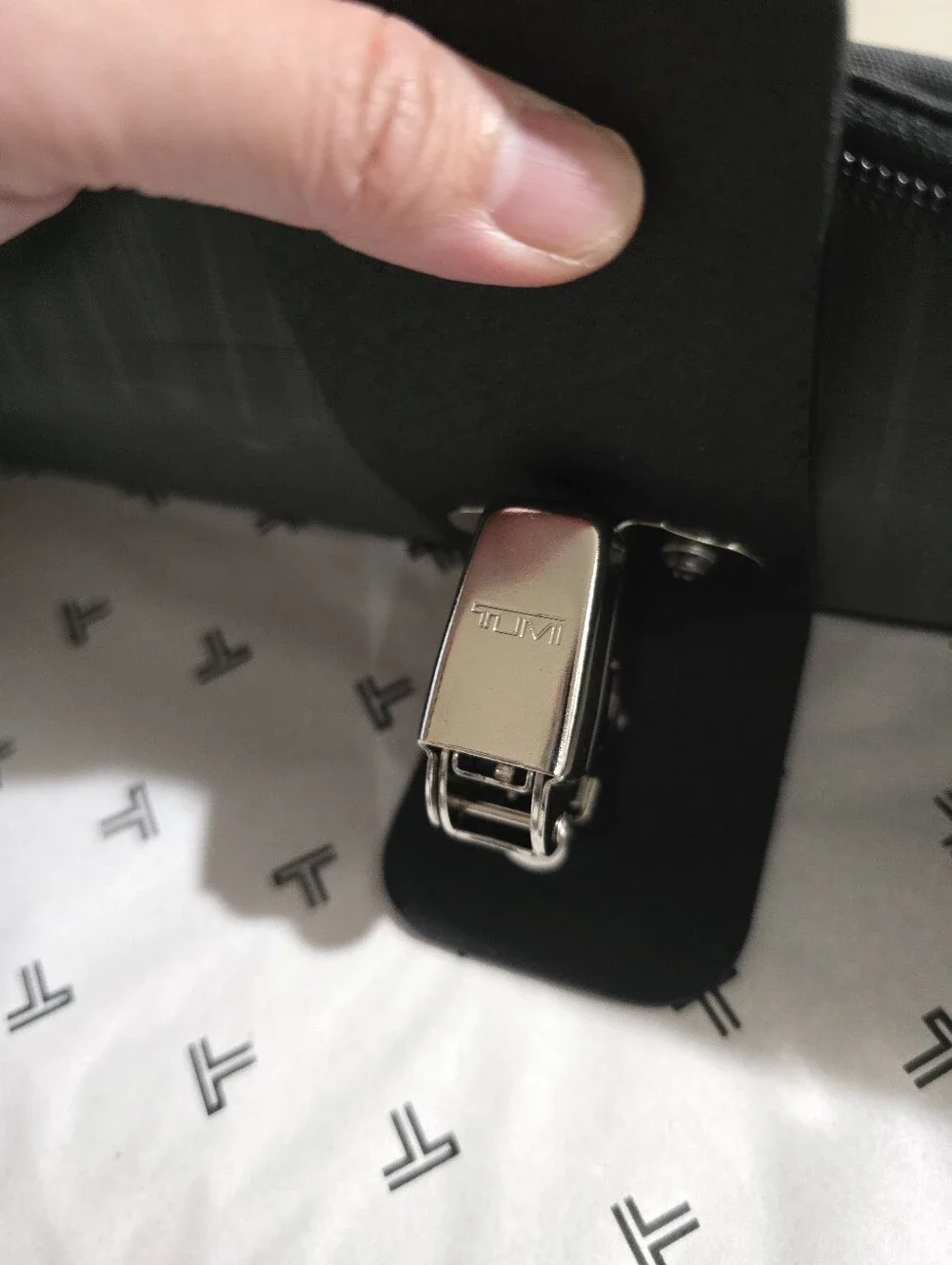 Tumi nwot trifold